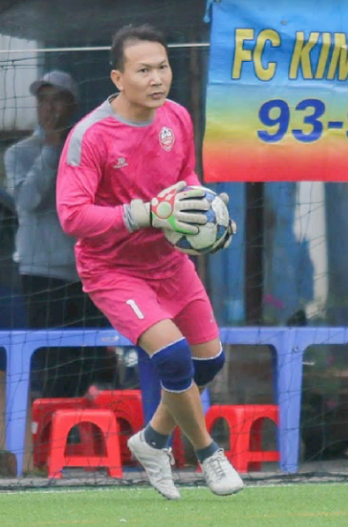 Bố làm thủ môn